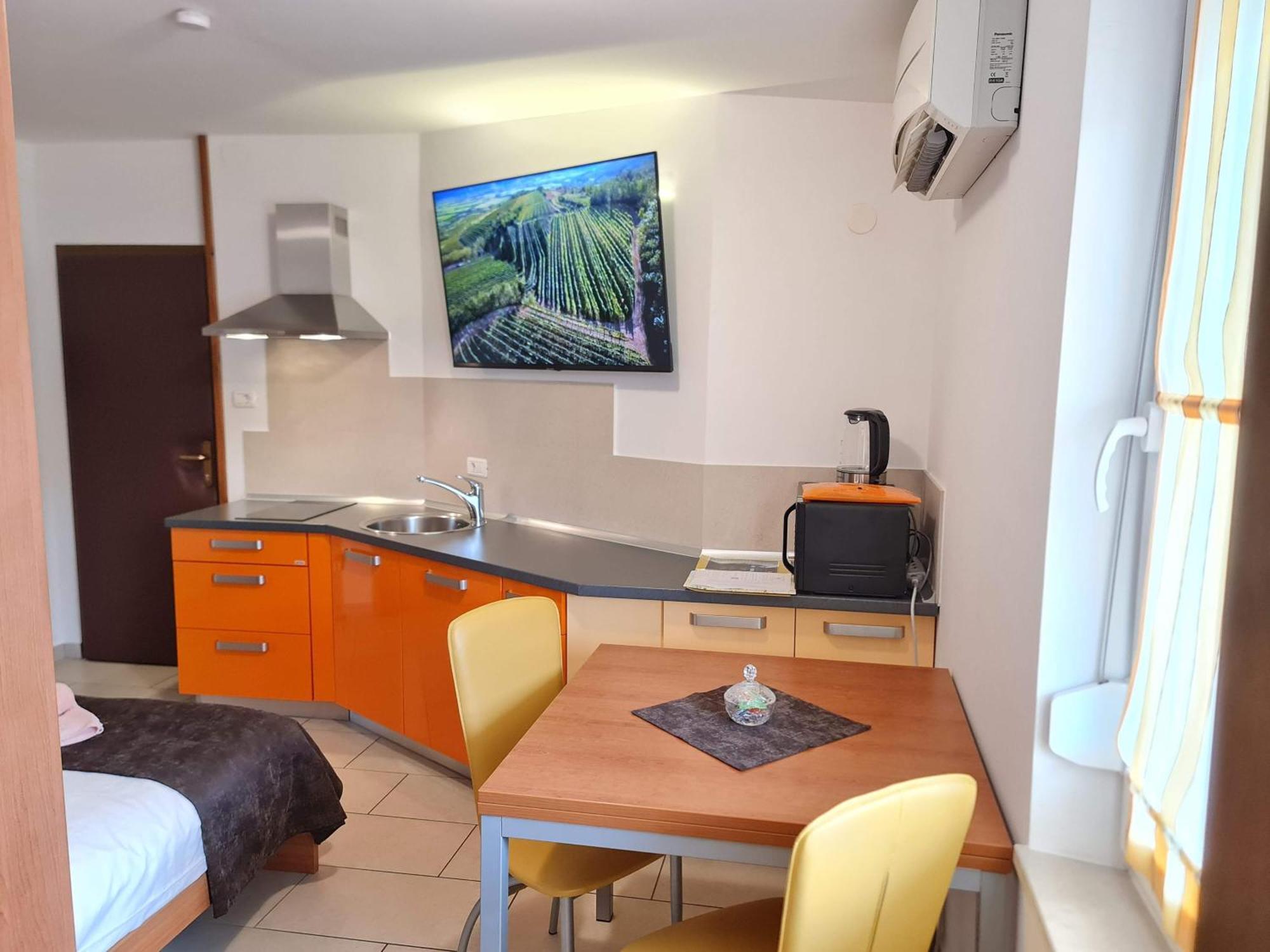 Restaurant & Apartments Getaway Pri Kobalu Vipava Quarto foto